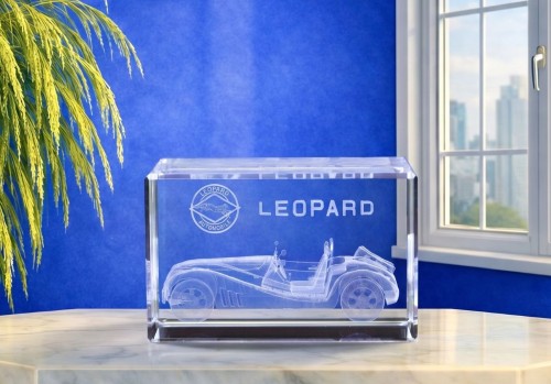 szklana-statuetka-legenda-polskiej-motoryzacji-leopard-w-kryształe-3d.jpg
