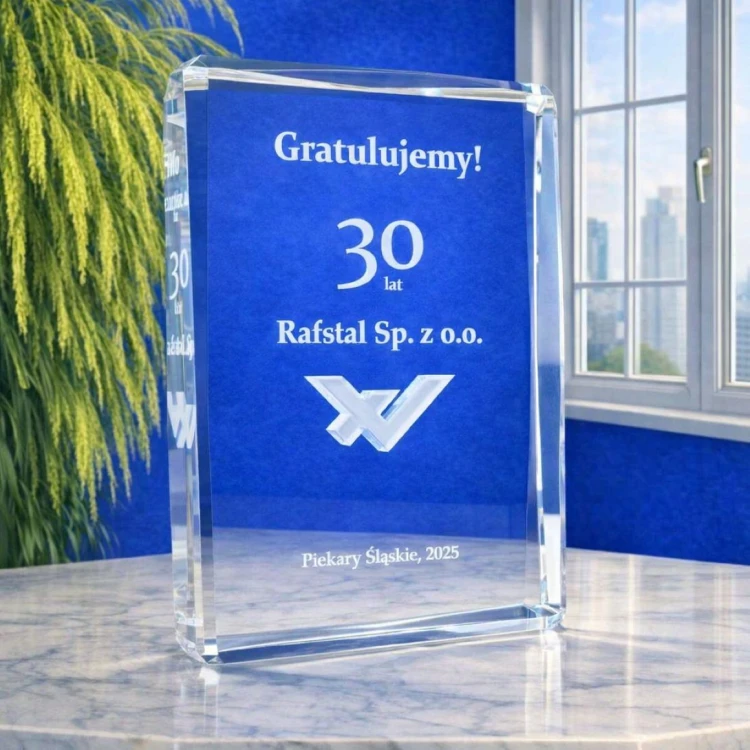 szklana-statuetka-personalizowane-trofeum-biznesowe-z-okazji-30-lecia.jpg