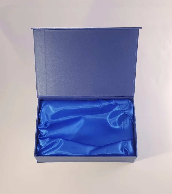 etui-granatowe-do-szklanej-statuetki.jpg