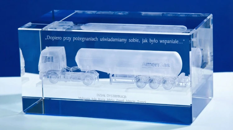 statuetka-szklana-3d-ciezarowka-cysterna-logistyka-grawer.jpg